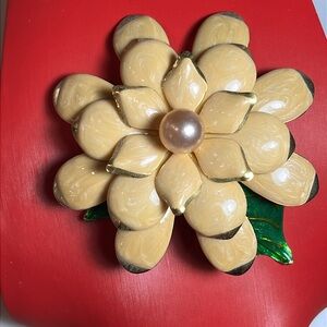 Joan Rivers exquisite Yellow Flower withGold tips, Pearl center& leaves Brooch.